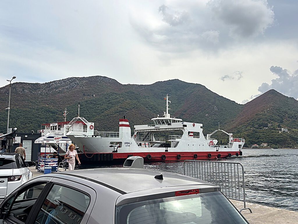 Autofähre Grbalj zur Abkürzung über die Bucht von Kotor