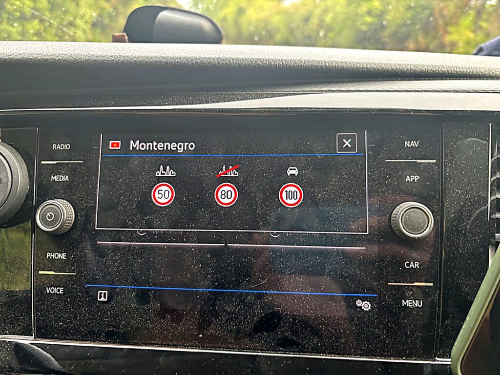 Bordcomputer zeigt die Tempolimits für Montenegro nach der Grenzüberfahrt