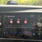 Bordcomputer zeigt die Tempolimits für Montenegro nach der Grenzüberfahrt
