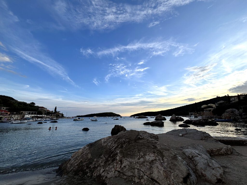 Bucht mit Felsen in der Abenddämmerung bei Cavtat
