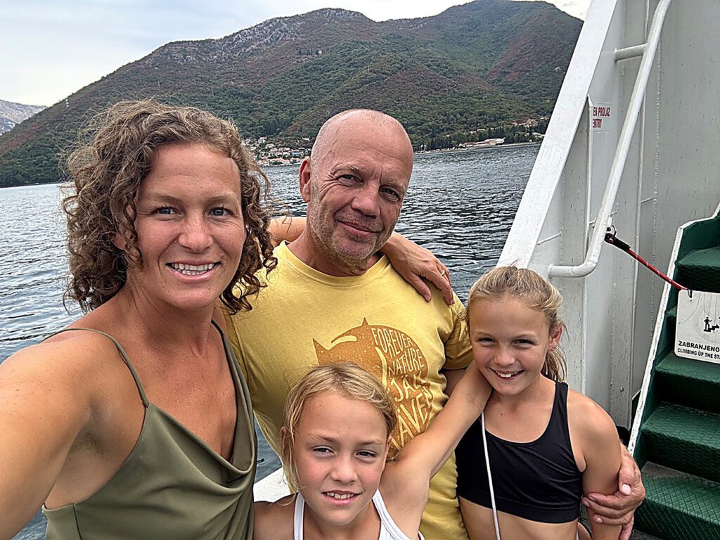 Familienselfie auf der Fähre über die Bucht von Kotor