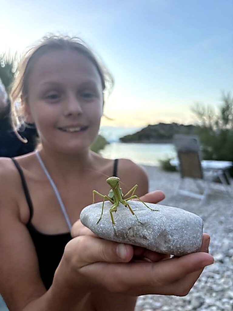 Anna-Luisa mit Gottesanbeterin