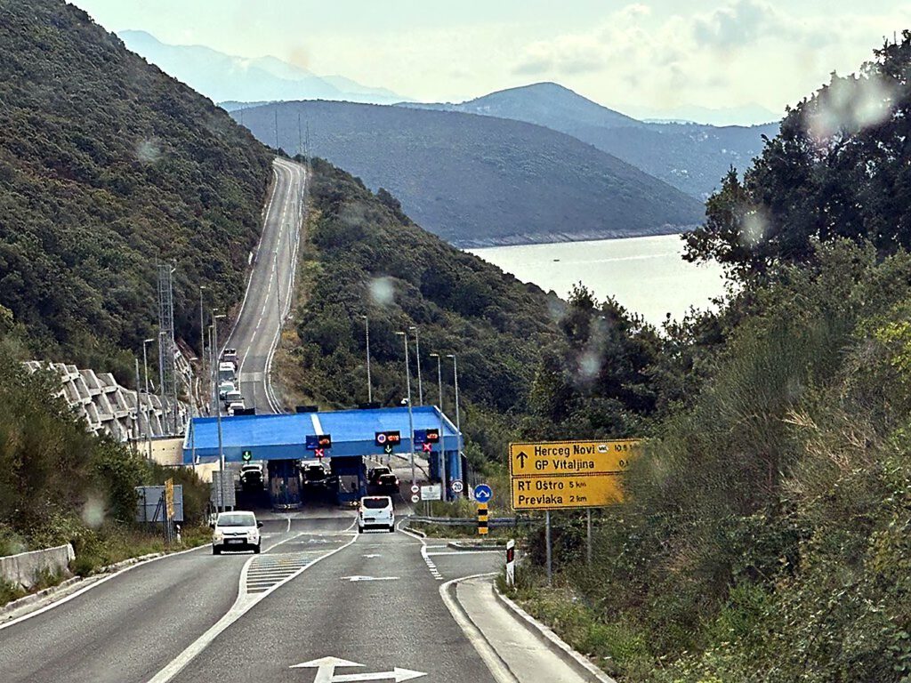 Grenzübergang nach Montenegro auf der Autobahn bei Herceg Novi