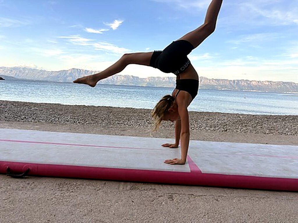 Handstand mit Pike auf der Turnmatte