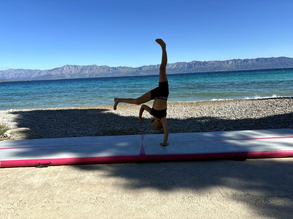 Handstand am Strand