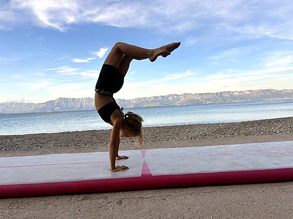 Handstand am Strand