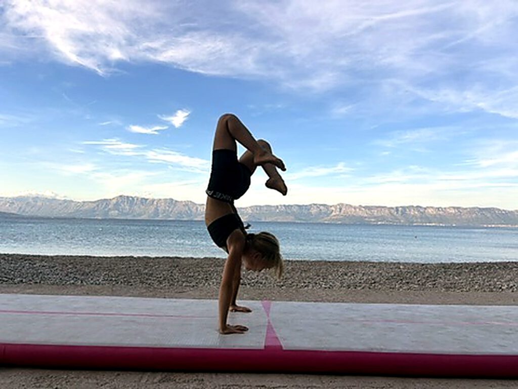 Handstand auf der Turnmatte