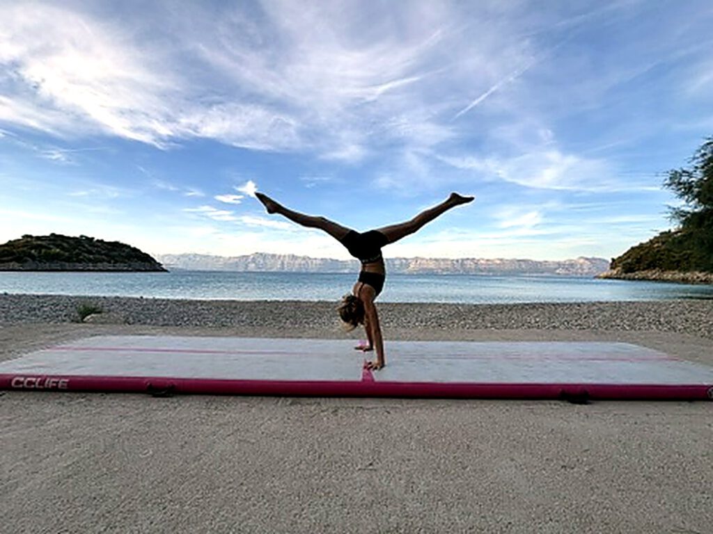 Freier Handstand am Strand