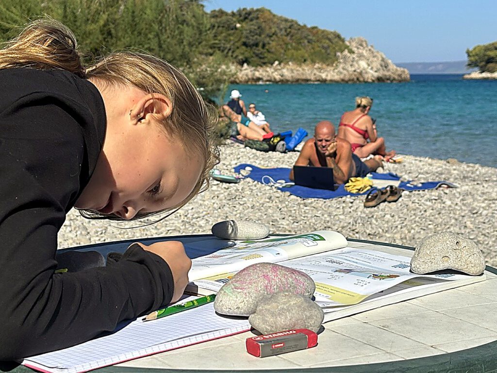 Hausaufgaben am Strandtisch
