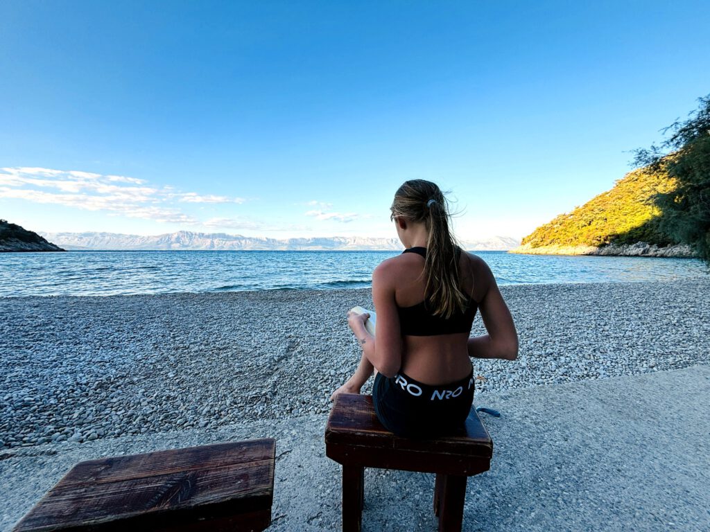 Lesen auf der Bank am Strand