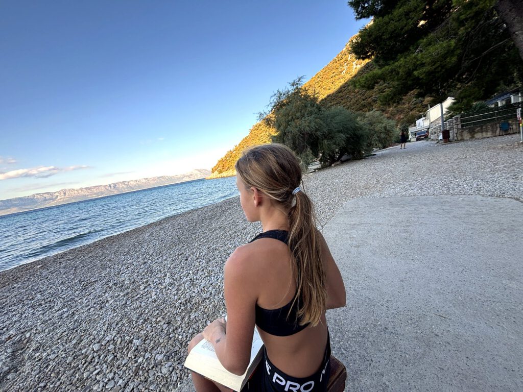 Lesen am Strand im Abendlicht