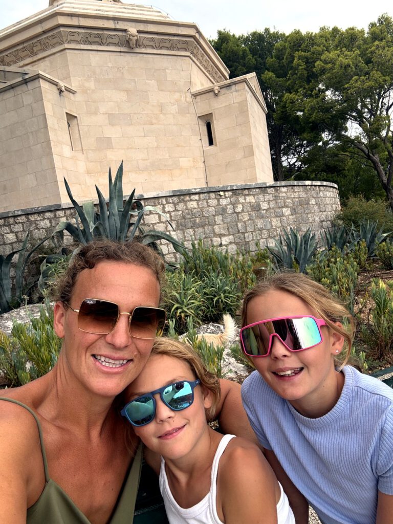Selfie vor dem Mausoleum von Ivan Meštrović