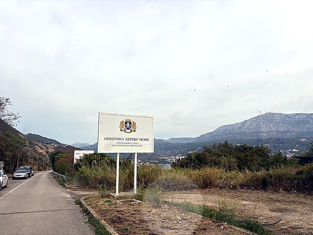 Ortsschild der Opština Herceg Novi in Montenegro