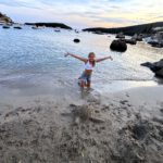 Mädchen am Strand bei der Sandschildkröte mit ANNA und FANNI im Sand