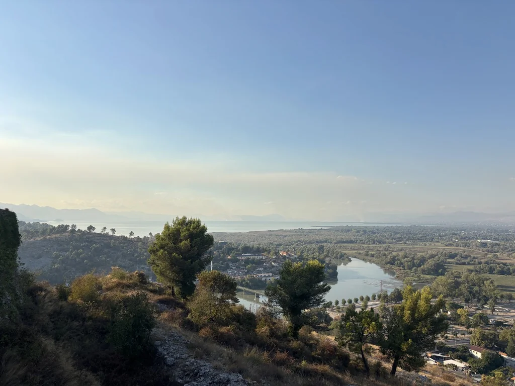 Blick auf Skutarisee und Bojana von der Burg Rozafa