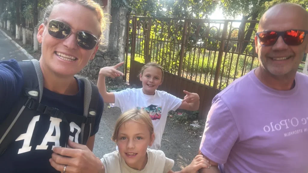 Familien-Selfie auf dem Weg zur Burg Rozafa