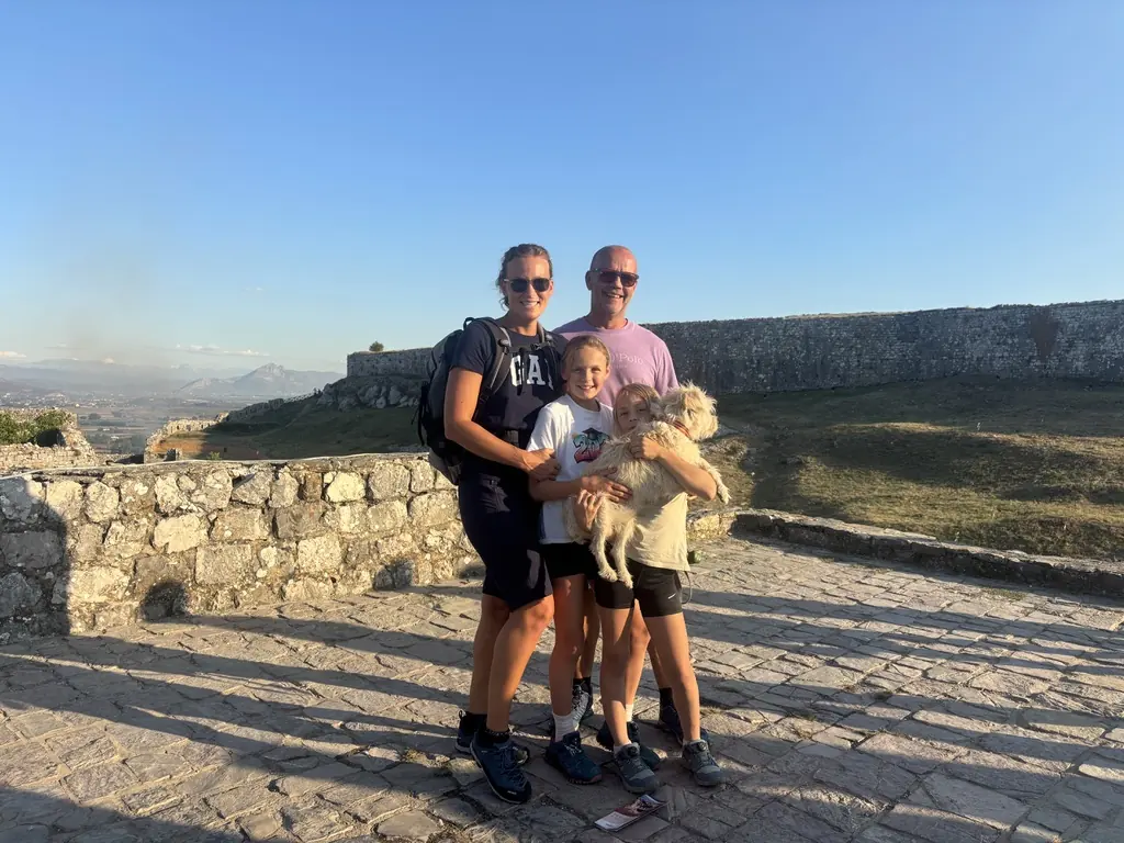 Familienfoto mit Hund auf der Burg Rozafa