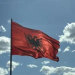 Albanische Flagge im Wind