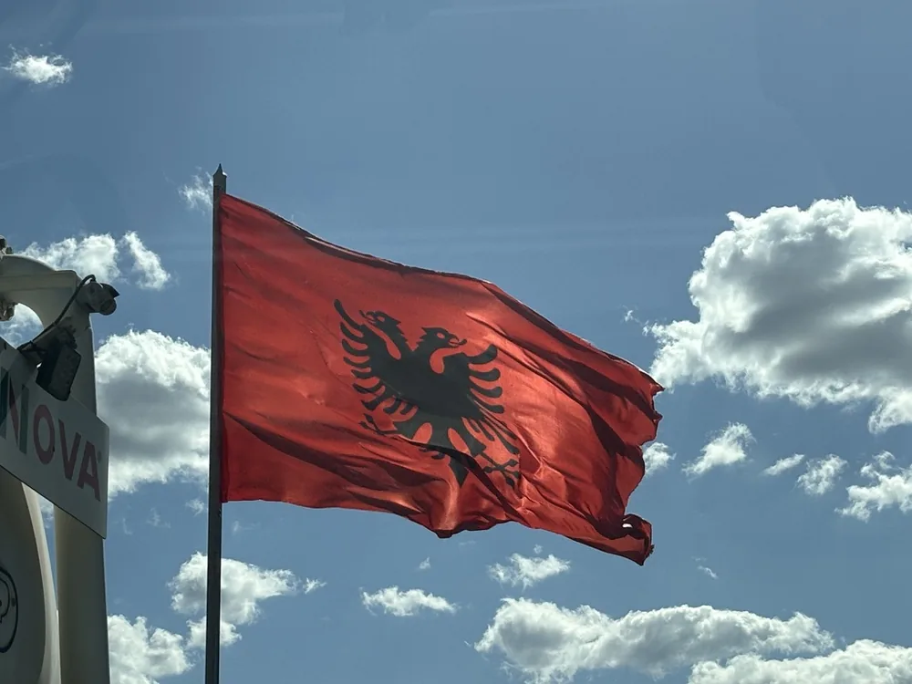 Albanische Flagge im Wind