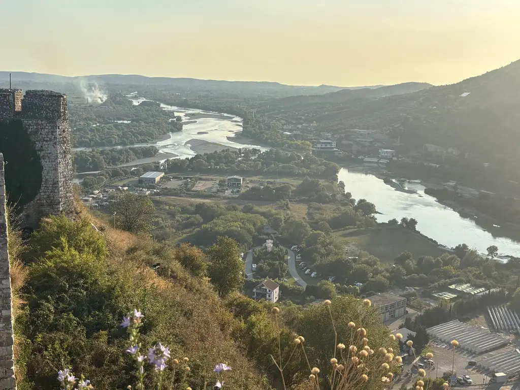 Flusslandschaft bei Shkodra im Abendlicht