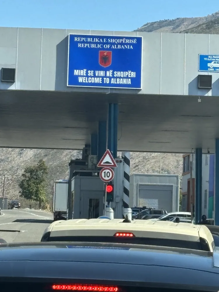 Willkommensschild an der albanischen Grenze
