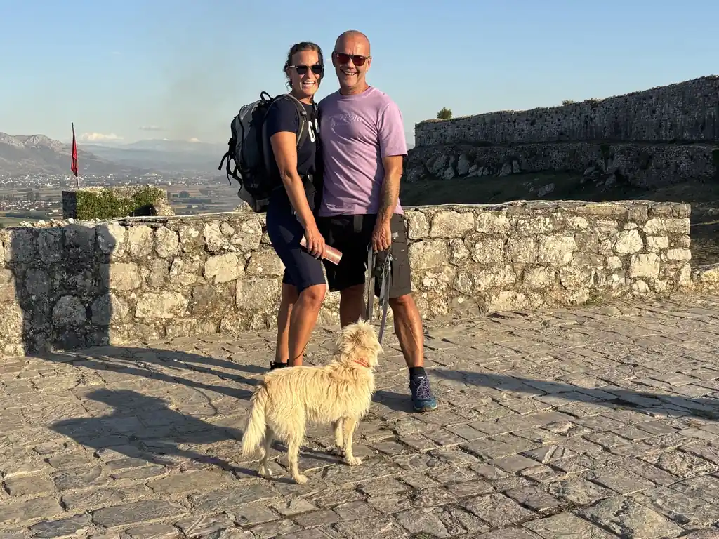 Heiner und Lisa mit Hund auf der Burg Rozafa