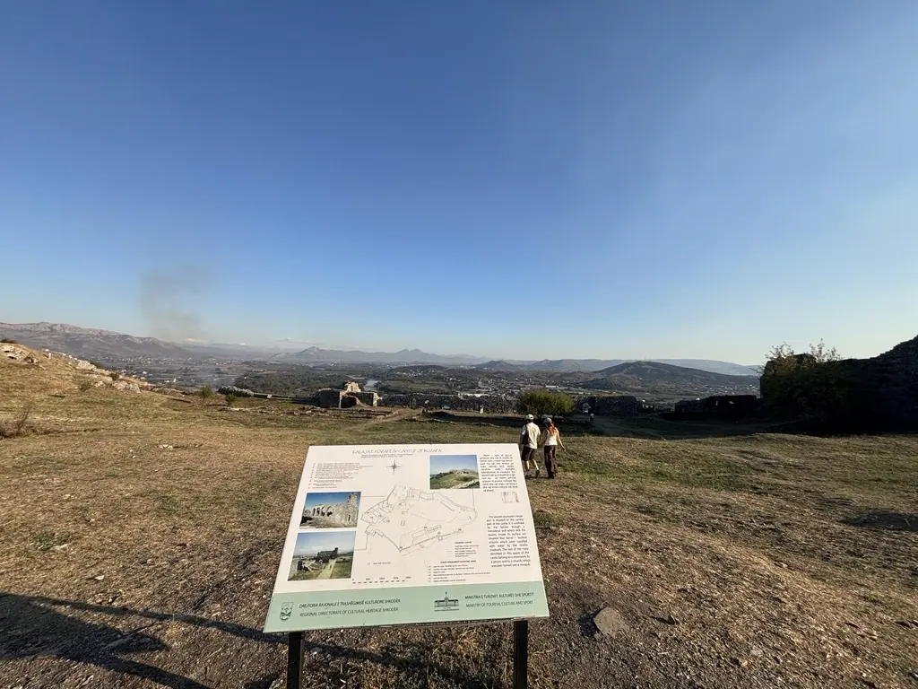 Infotafel auf dem Gelaende der Burg Rozafa