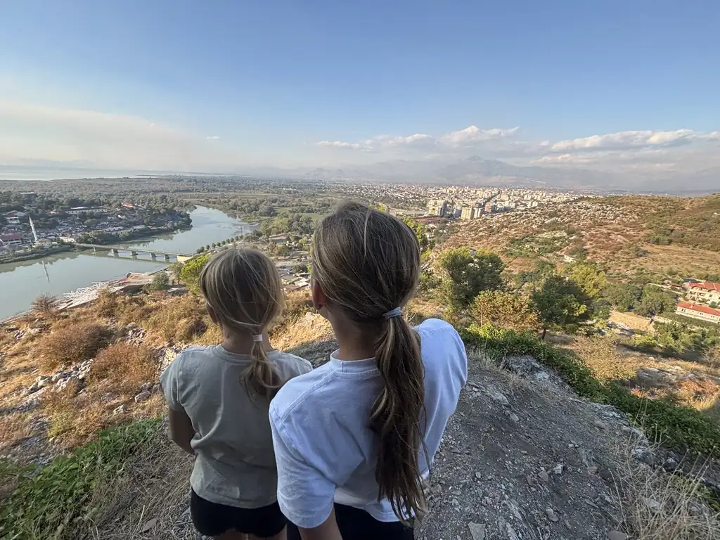 Kinder mit Blick auf Shkodra und den Fluss