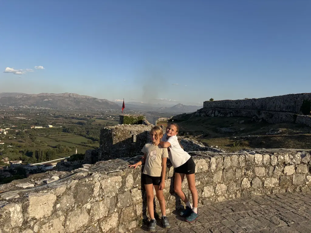 Kinder lachend an der Burgmauer der Burg Rozafa