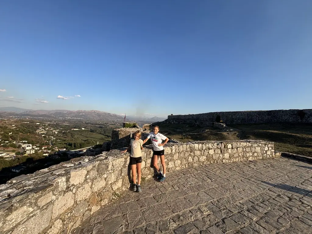 Kinder an der Burgmauer der Burg Rozafa