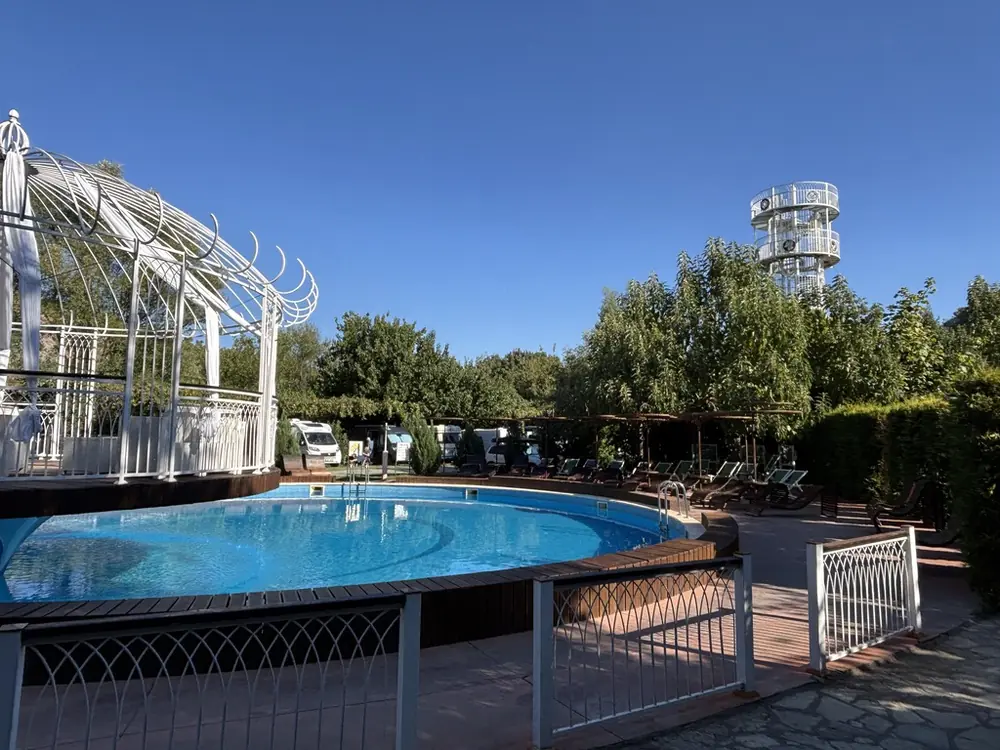 Pool und Aussichtsturm am Campingplatz bei Shkodra