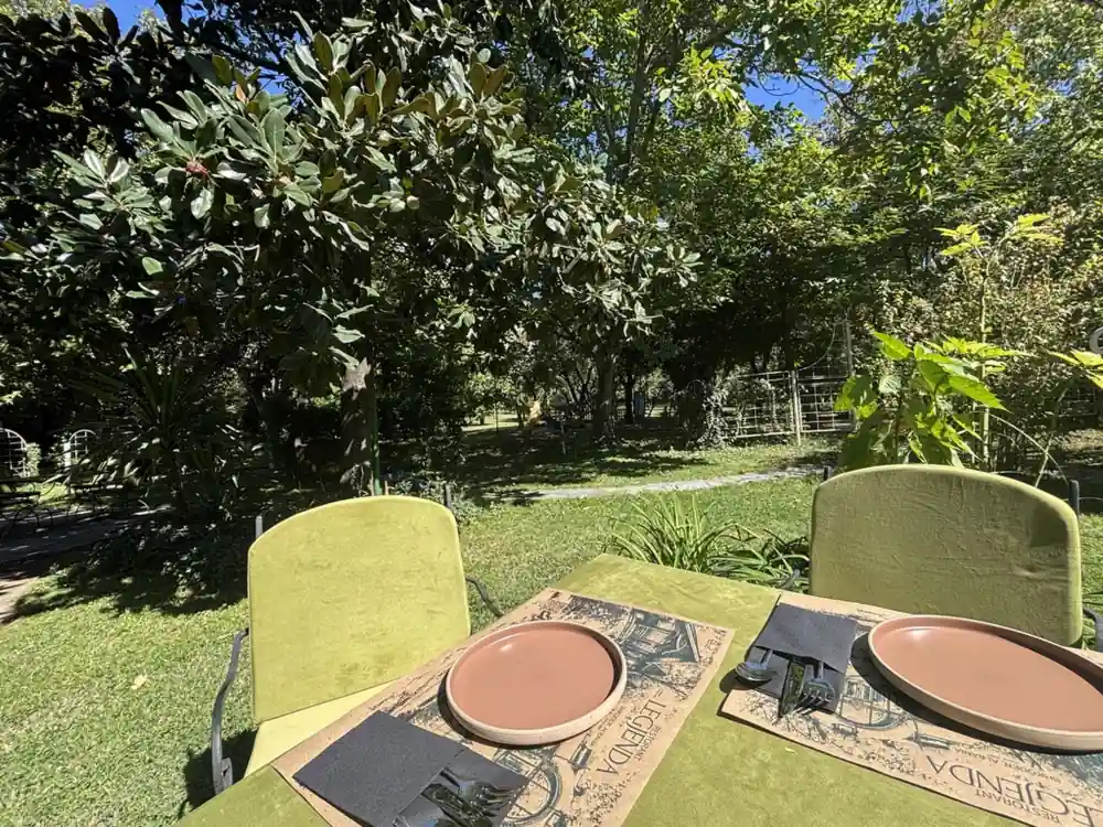 Mein Arbeitsplatz in eime ruhigen Restaurant im Garten