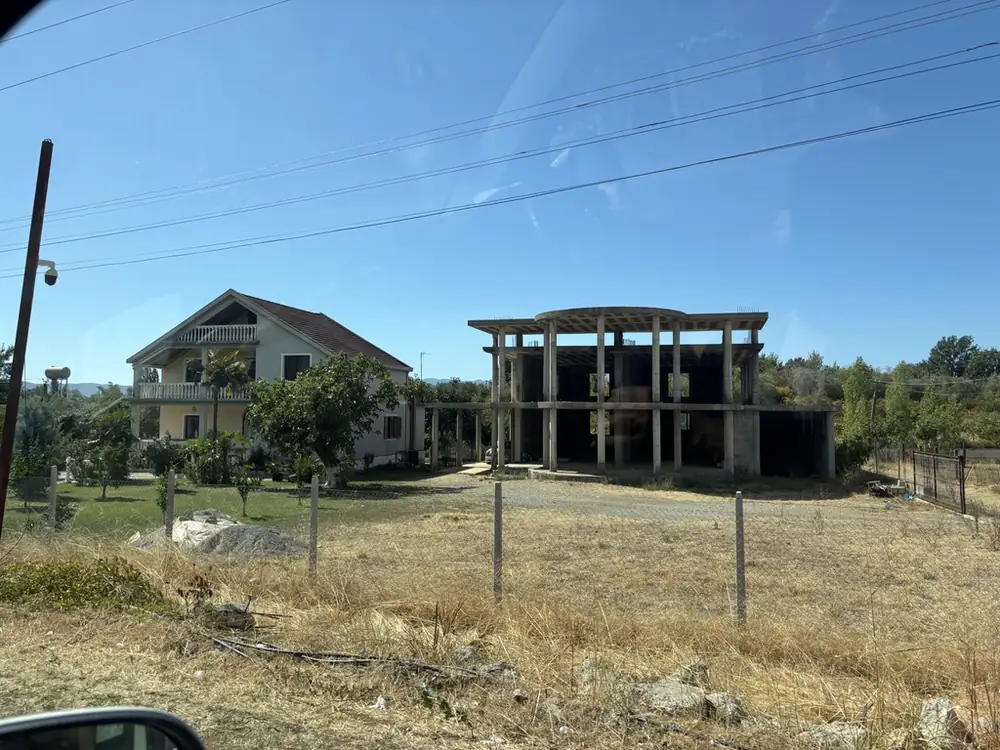 Wohnhaus und Rohbau am Strassenrand in Albanien