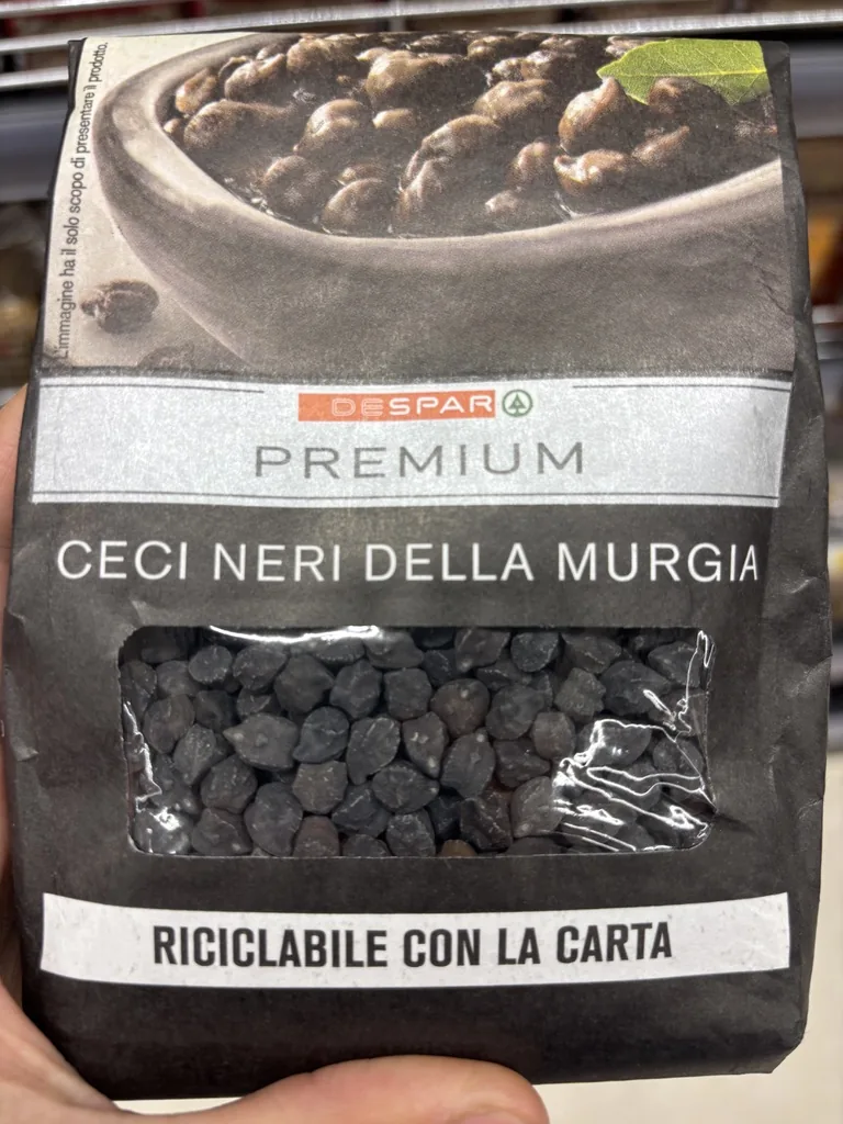 Packung Ceci neri della Murgia mit schwarzen Kichererbsen im Sichtfenster