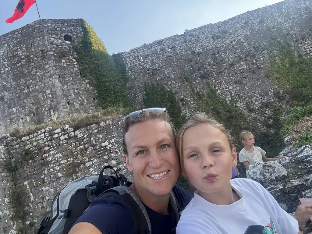 Selfie vor der Burgmauer mit albanischer Flagge