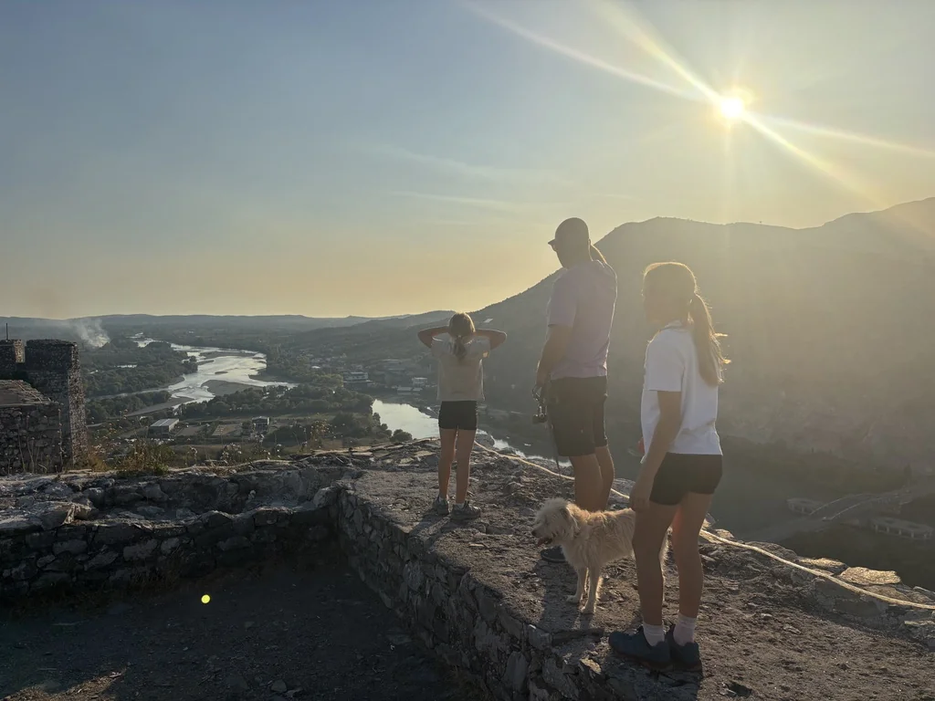 Sonnenuntergang ueber dem Fluss von der Burg Rozafa