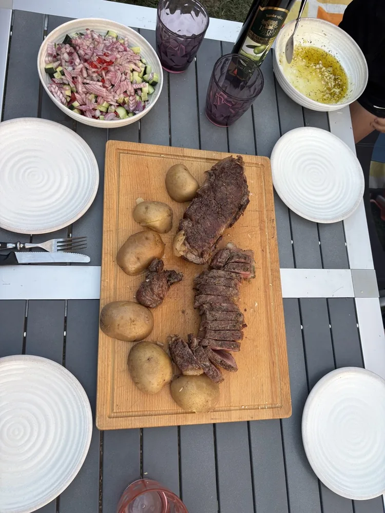 Steak mit Erdaepfeln zum Abendessen am Campingplatz