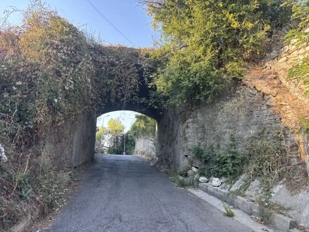Bewachsener Torbogen am Weg zur Burg Rozafa