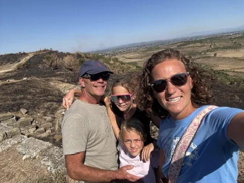 Lisa, Heiner und die Mädchen beim Selfie auf dem Hügel von Apollonia, dahinter die weite Ebene