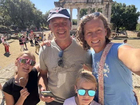 Lisa, Heiner und die beiden Mädchen beim Selfie vor dem Buleuterion in Apollonia