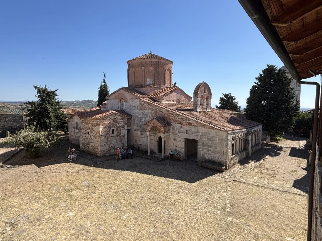 Byzantinische Marienkirche im Klosterhof von Apollonia unter blauem Himmel