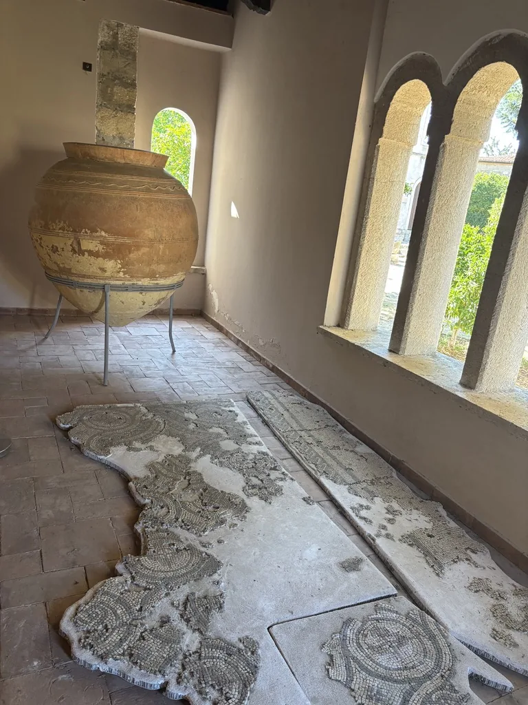 Große antike Amphore und Bodenmosaik-Fragmente im Museum von Apollonia