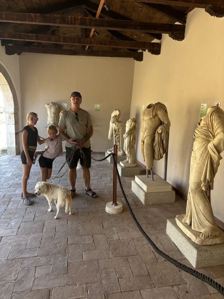 Heiner, die Mädchen und der weiße Hund neben antiken Marmorstatuen im Museum von Apollonia