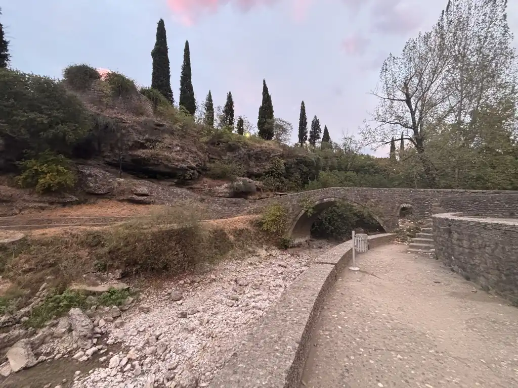 Adzi-pasa-Bruecke bei Abenddaemmerung, Podgorica