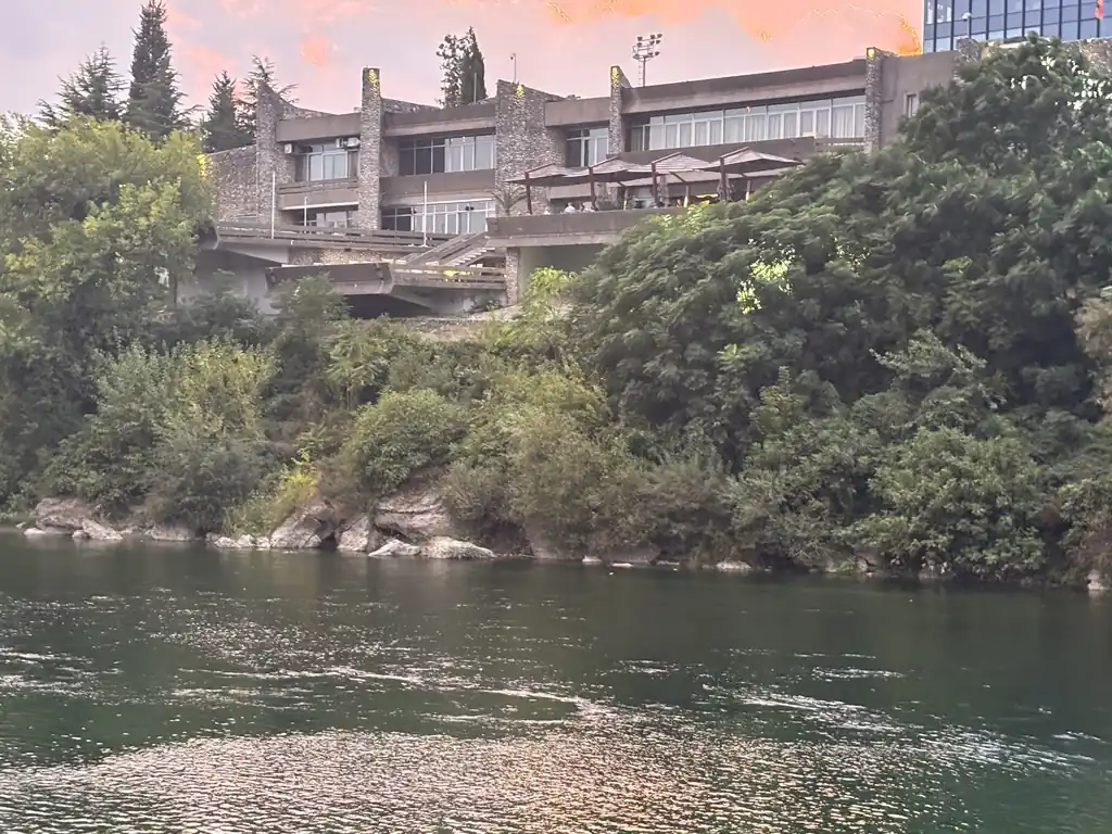 Moraca-Fluss bei Abenddaemmerung, Podgorica