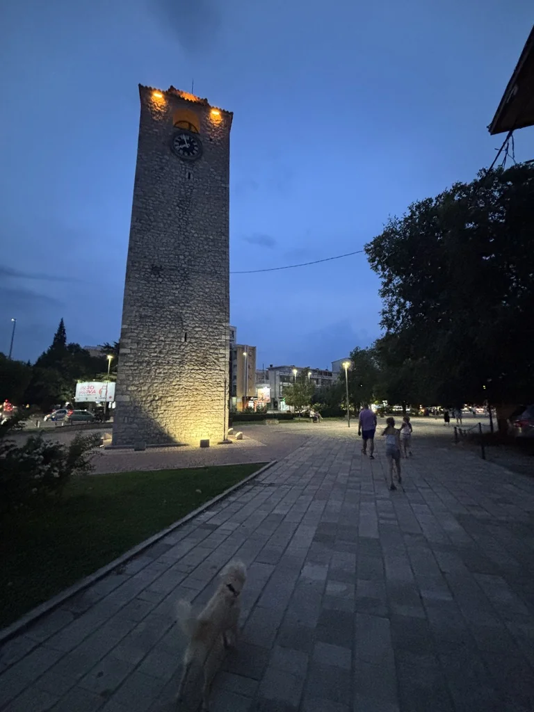 Uhrturm Podgorica bei Nacht